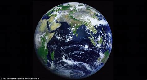 지구의 모습을 보여주는 위성사진